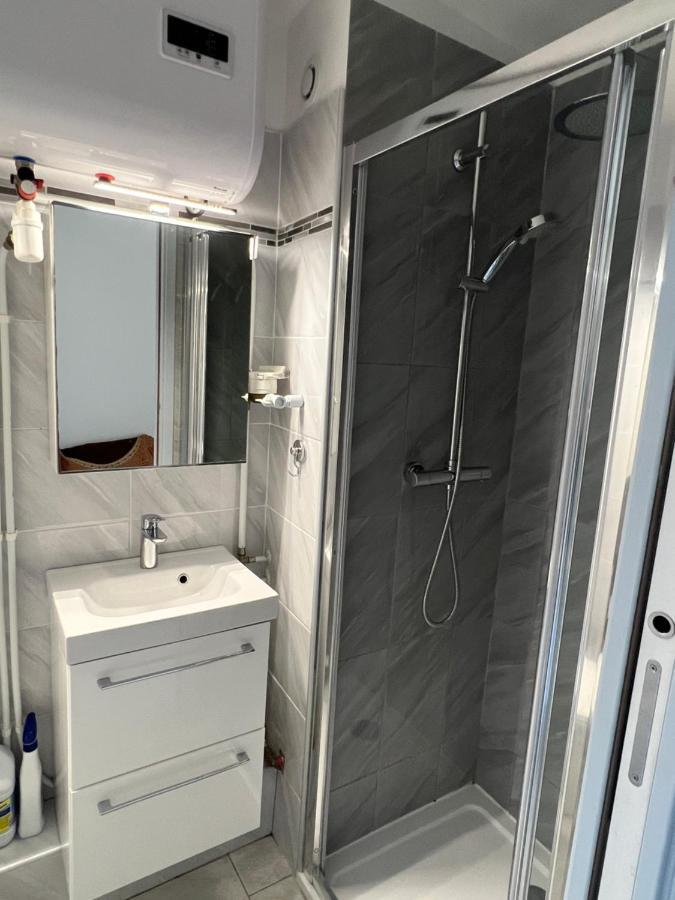 Joli Studio Tres Clair A Proximite Mer Pour 3 Personnes La Londe-les-Maures Esterno foto